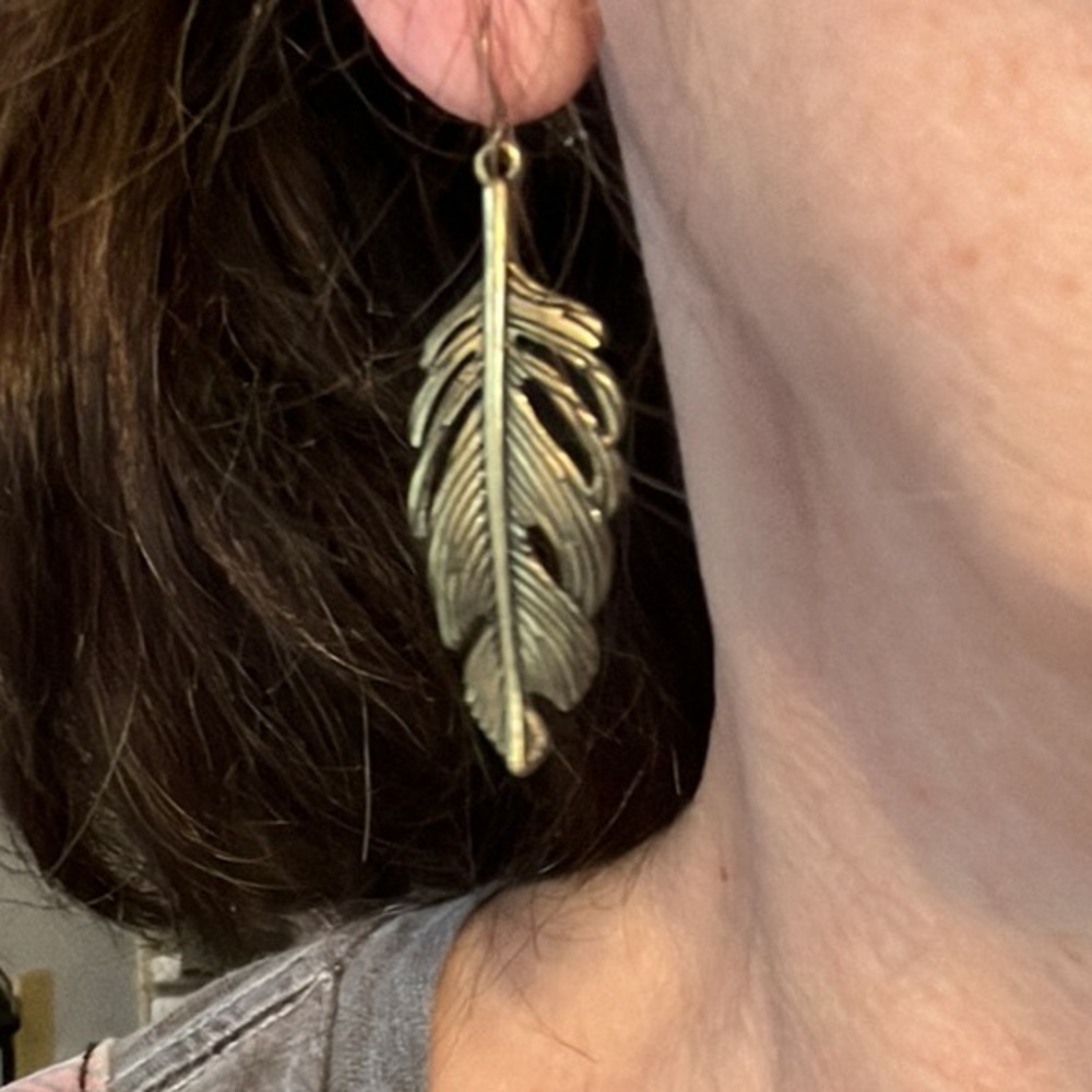 FEATHER VINTAGE INSPIRED GOLD TONE BOHO PIERCED EARRINGS - Picture 4 of 8